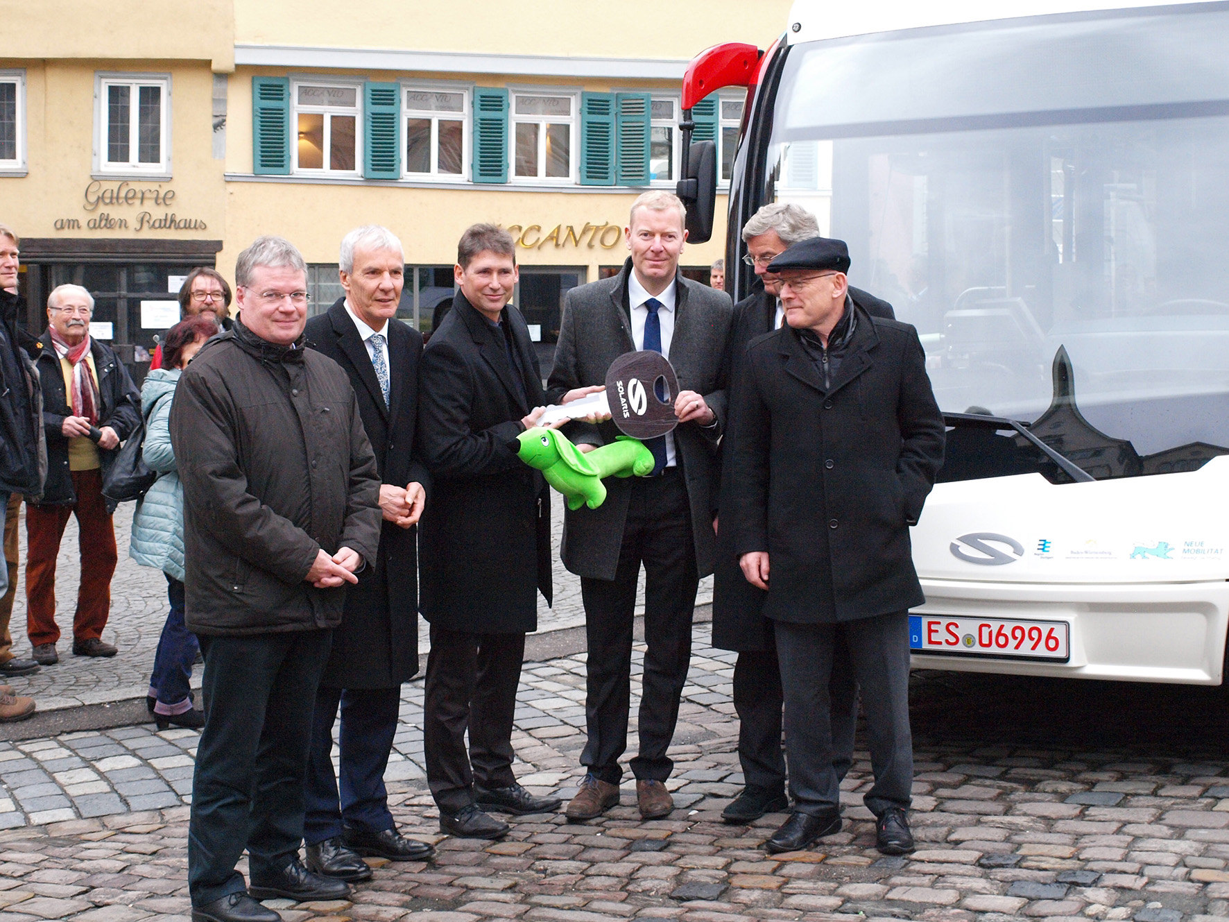 Übergabe Elektrohybridbus Marktplatz Esslingen