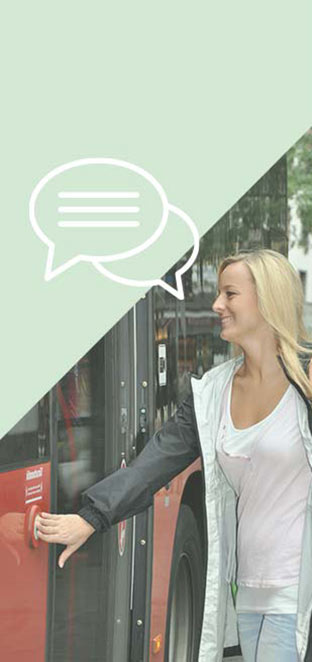 Blonde Frau steigt in den Bus ©Dan Race - stock.adobe.com