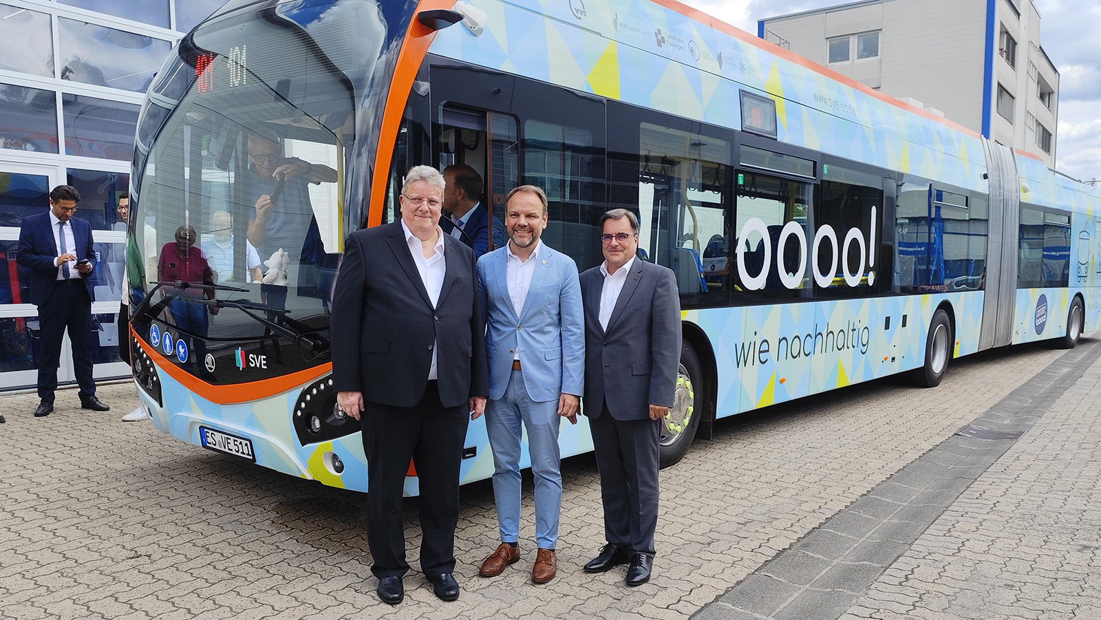 Batterie-Oberleitungsbus von Skoda Vor dem neuen Batterieoberleitungsbus von Skoda stehen Johannes Müller, Ingo Rust und Andreas Clemens